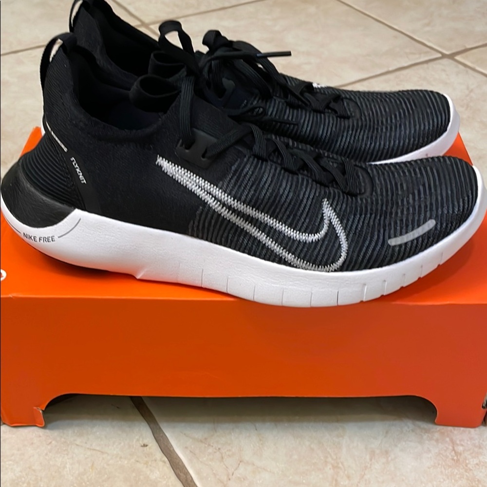 Nike Men's Black and White Running Shoes